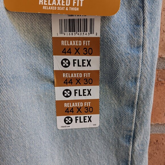 Wrangler Men's Relaxed Fit Jeans with Flex Blue Light Wash Size 44W x 30L - Picture 11 of 16